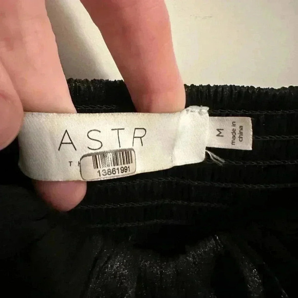 ASTR The Label Irene Top Blouse Black size Medium - Picture 8 of 11